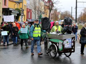 BU: Rund 300 Menschen demonstrierten am Sonnabend in Berlin-Karlshorst gegen die geplante Überbauung eines grünen Innenhofs im Ilsekiez. Fotocredit: Privat