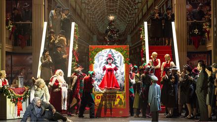 Szene aus dem Olympia-Akt von Lydia Steiers Inszenierung von Jacques Offenbachs „Les Contes d’Hoffmann“ an der Berliner Staatsoper.