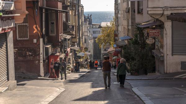 Nach dem Tod einer Familie aus Hamburg im Türkei-Urlaub wurde ihr Hotel in Istanbul evakuiert. Das Hotel im Stadtteil Fatih geriet in den Fokus der Ermittlungen, nachdem zwei weitere Touristen mit Vergiftungserscheinungen ins Krankenhaus eingeliefert worden waren.