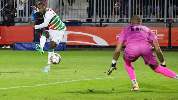 Sheraldo Becker beim Torschuss für Surinam. Der Stürmer spielte von 2019 bis 2024 beim 1. FC Union.