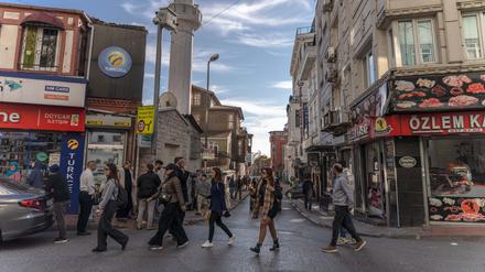 Istanbul: Menschen gehen im Stadtteil Fatih die Straße entlang.