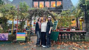 Die neue Betreiberin Alisa Sabyrkulowa-Alemdar (in der Mitte) zwischen zwei Mitarbeiterinnen.