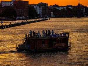 Die Lärmbelästigung durch Partyboote auf der Spree in Berlin hat im Südosten zugenommen. (Archivfoto)