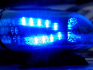 SYMBOLBILD - 04.12.2023, Sachsen-Anhalt, Magdeburg: Ein Blaulicht leuchtet auf einem Fahrzeug der Polizei. (zu dpa: «35-Jähriger bei Unfall in Kemberg schwer verletzt») Foto: Klaus-Dietmar Gabbert/dpa +++ dpa-Bildfunk +++