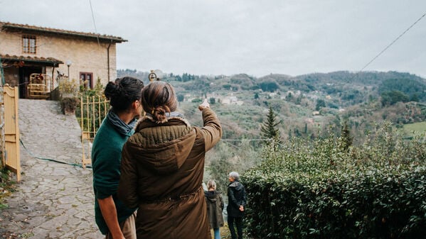 Spaziergang übers eigene Gehöft. Keiner der Anwesenden ist hier aufgewachsen.