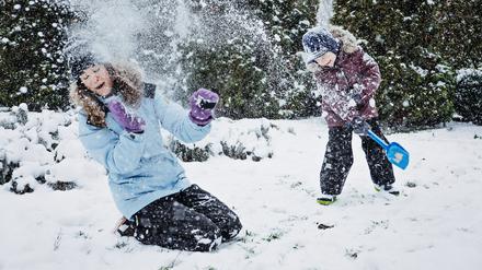 Ein Schneewirbel der anderen Art: ein Junge bewirft seine Mutter mit Schnee.