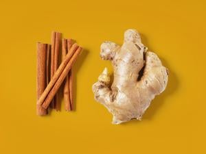 Im Netz klingt es nach einer Wunderformel: etwas Ingwer, etwas Zimt, und schon purzelt das Bauchfett. Studien zeigen Effekte, aber nur kleine.