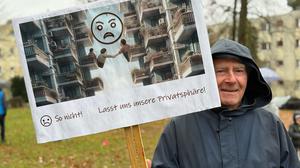 Demo am 15. November 2025 in der Bima-Siedlung Düppel-Süd: Die Anwohner protestieren gegen die Nachverdichtung der ehemaligen Alliiertensiedlung mit elf Neubauten. Organisiert hatte den Protest, zu dem im strömenden Regen 160 Menschen kamen, die Bürgerinitiative "Lebenswertes Düppel".