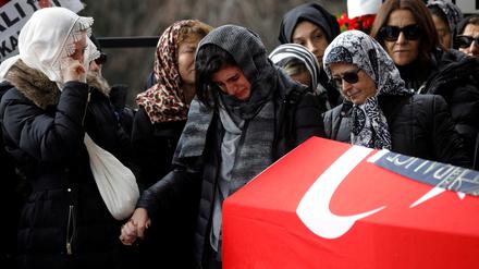 FILE PHOTO: Relatives mourn during a funeral ceremony for Ferda Apak and her 11-year old daughter Vedia Nil Apak, both were killed in a hotel fire at Kartalkaya ski resort, in Istanbul, Turkey, January 23, 2025. REUTERS/Dilara Senkaya/File Photo