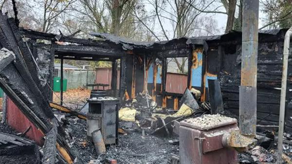 Die verkohlten Überreste des Vereinsheims des M.C. Hermsdorf.