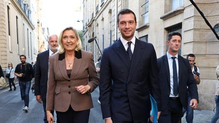 Marine Le Pen, Fraktionsvorsitzende der rechtsextremen Partei Rassemblement National (RN), und Jordan Bardella, Parteivorsitzender des RN