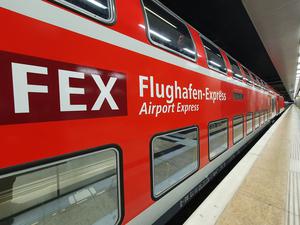 Seit 2020 hält der FEX im Bahnhof Flughafen BER