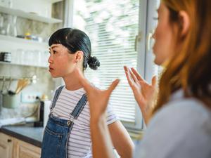 Auch in queeren Partnerschaften gibt es verbale und physische Gewalt. Studien zufolge könnten 30 bis 40 Prozent betroffen sein.