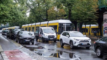 Knapp vor der Kurve wie hier auf der Schönhauser Allee ist Parken verboten.