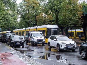 Knapp vor der Kurve wie hier auf der Schönhauser Allee ist Parken verboten.