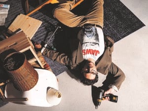 Komödiant zum Schlagbohrer: Dimitrij Schaad spielt in „Sabotage“ einen jüdischen Künstler. Der will nicht der Schiedsrichter sein, der bei antisemitischen Abseits pfeift.