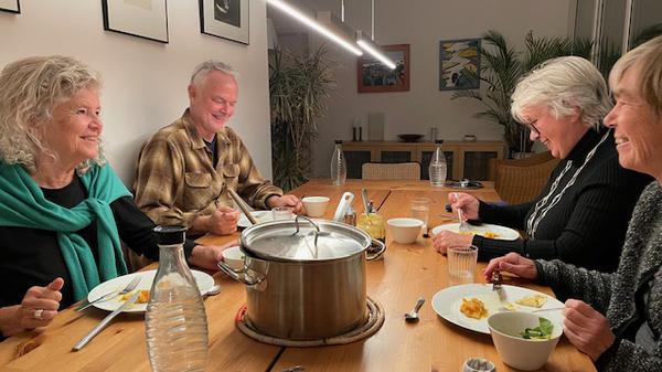 Beim gemeinsamen Essen diskutieren die Mitbewohner der Kreuzberger Wohngemeinschaft "Lebendig altern" darüber, was ihre Gemeinschaft ausmacht.