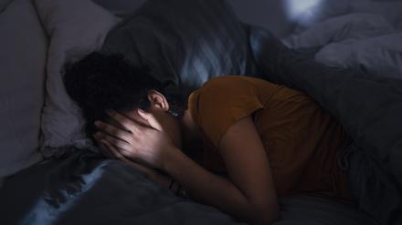 Betroffene von Long Covid können oft das Bett kaum verlassen.