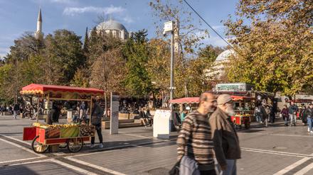 Menschen gehen im Stadtteil Fatih die Straße entlang.