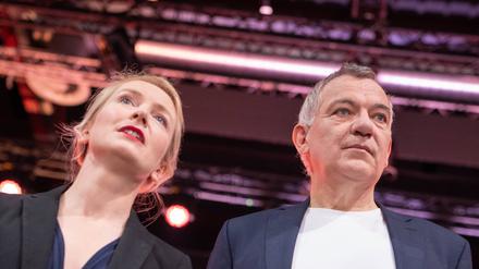 Die beiden Parteivorsitzenden Jan van Aken und Ines Schwerdtner bei einem Parteitag.