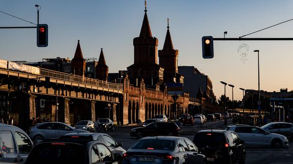 Street traffic in Berlin, Germany Street traffic occurs by the Oberbaumbruecke bridge in Berlin, Germany, on September 27, 2025. Berlin Berlin Germany PUBLICATIONxNOTxINxFRA Copyright: xEmmanuelexContinix originalFilename: contini-streettr250927_npUr0.jpg