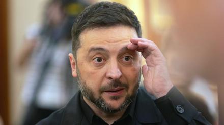 Der ukrainische Präsident Wolodymyr Selenskyj reagiert bei seinem Besuch im Abgeordnetenhaus in Spanien