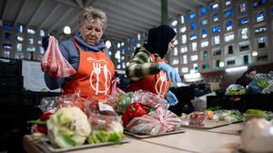 Lebensmittelausgabe bei einer Tafel (Symbolbild).
