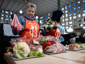 Lebensmittelausgabe bei einer Tafel (Symbolbild).