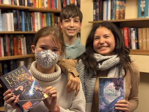 Drei Kinder der Literatur-AG des Schadow-Gymnasiums: Salomee, Lou und Anton. Geleitet wird die Gruppe von der Literaturinitiative Berlin. Gemeinsam mit den Kindern aus diversen Schulgruppen führt die Initiative das jährliche Steglitzer Literaturfest durch. Es findet dieses Jahr am 22.11.2025 statt.