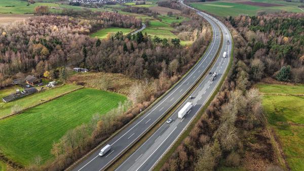 Blick auf die A45 in der Nähe von Olpe, wo die abgetrennten Händer der Mutter gefunden wurden.