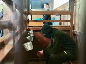 Der Angeklagte Wassim Al M. sitzt zu Prozessbeginn im Saal des Kriminalgerichts Moabit.