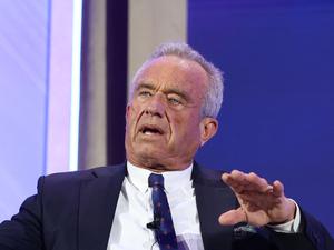 Der US-Gesundheitsminister Robert F. Kennedy Jr. spricht während des „Make America Healthy Again”-Gipfels in Washington am 12. November 2025 (Symbolbild).