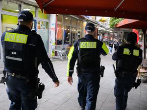 Polizeibeamte laufen am Kottbusser Tor in Berlin-Kreuzberg zu einer Personenüberprüfung. (Archivbild)