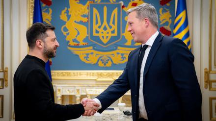 Dieses vom Pressebüro des ukrainischen Präsidenten zur Verfügung gestellten Foto zeigt den ukrainischen Präsidenten Wolodymyr Selenskyj (l) und den US-Militärminister Dan Driscoll.