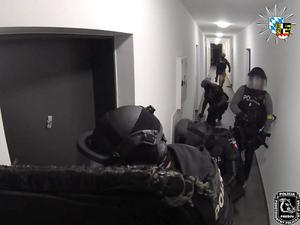 Die slowakische Polizei stürmt ein Appartement.