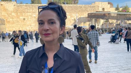 Güner Balci vor der Klagemauer in Jerusalem.