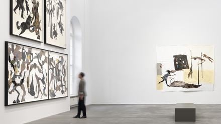 Blick in den Hauptraum der Galerie Sprüth Magers auf die neuen Scherenschnitte von Kara Walker.