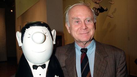 Vicco von Bülow (1923-2011) alias Loriot mit einer Figur des Knollennasenmanns - ein Markenzeichen des großen Humoristen. (Archivbild)