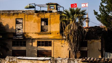 Blick nach Nord-Nikosia mit Flaggen der Türkei und „Türkischen Republik Nordzypern“.
