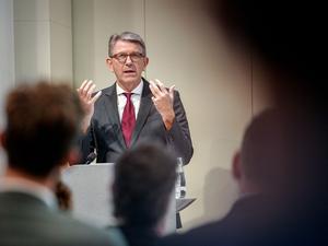 Wolfram Weimer, Staatsminister für Kultur und Medien, spricht bei der Fachtagung des Grimme-Instituts zum Thema „Digitale Souveränität“ bei Google in Berlin.