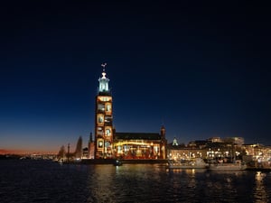 Beleuchtetes Rathaus von Stockholm anlässlich des Nobelpreises.