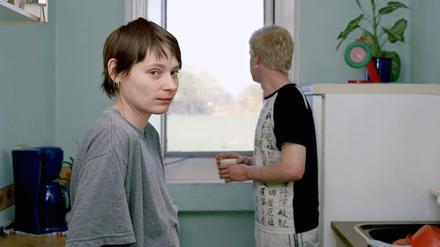 Auf den zwischen 2009 und 2012 entstandenen Bildern von Stephanie Steinkopf wirken die Menschen völlig unbeobachtet. Für die Bilderserie „Manhattan“ tauchte die Fotografin jahrelang in den Mikrokosmos einer Plattenbausiedlung ein.