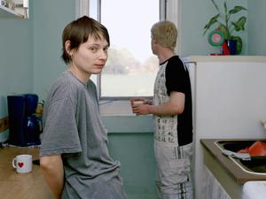 Auf den zwischen 2009 und 2012 entstandenen Bildern von Stephanie Steinkopf wirken die Menschen völlig unbeobachtet. Für die Bilderserie „Manhattan“ tauchte die Fotografin jahrelang in den Mikrokosmos einer Plattenbausiedlung ein.