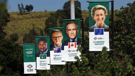Flaggen für den G20-Gipfel in Südafrika unter anderem mit EU-Kommissionschefin Ursula von der Leyen.