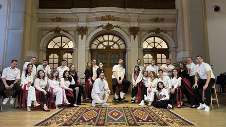 Der Chor „Homin“ im Orgelhaus seiner Heimatstadt Lwiw. Vorn der traditionelle Teppich, den sie auch auf der Tour dabeihaben.