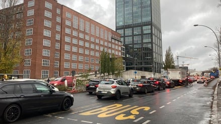 Der Stau nach der A100-Abfahrt auf der Elsenstraße.