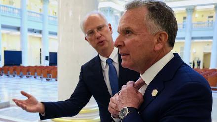 Auf diesem von der staatlichen russischen Nachrichtenagentur Sputnik via AP veröffentlichten Foto, begrüßt der Kreml-Unterhändler Kirill Dmitrijew (l) den Sondergesandten von US-Präsident Trump, Steve Witkoff, zu den Gesprächen mit dem russischen Präsidenten in St. Petersburg.