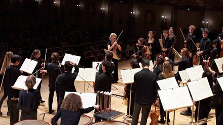 Das Kammerorchester der Eisler-Hochschule unter der Leitung von Antje Weithaas.