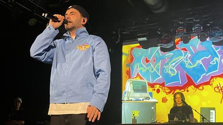 Der Berliner Rapper Chefket beim Konzert im Festsaal Kreuzberg.