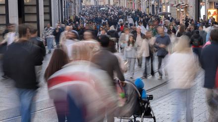 Einheimische und Touristen spazieren die Istiklal-Straße entlang, eine belebte Fußgängerzone in Istanbul.